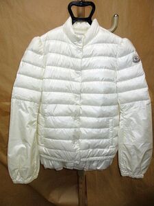 モンクレール S　MONCLER S SACAI コラボ　SAKI　フレア　袖　ロゴ　ワッペン　ダウン　ジャケット　白1　国内正規品