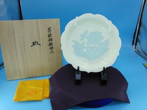 特選品　YG-115　井上萬二　黄緑釉椿彫文皿　共箱　共布　人間国宝　やきもの　工芸　陶磁器