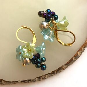 ハンドメイド 　チェコビーズとお花のフレンチフックピアス