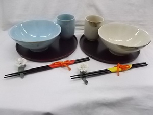 新古品 丼茶碗 湯呑 箸 箸置き お盆 それぞれペアセット 陶器他 青系 ベージュ系 未使用 個人宅経年保管品 　併190201