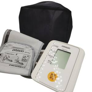 E05068 オムロン 自動血圧計 HEM-7114 自動電子血圧計 管理医療機器 EMC適合 ホワイト 白 単4形アルカリ乾電池4本使用 OMRON 収納袋付き