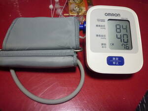 オムロン上腕式血圧計（HEM-7120)中古品