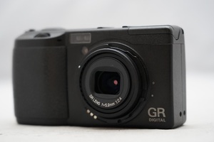 ☆バッテリー・チャージャー欠品☆ リコー デジタル GR レンズ 12.4㎜ F=1:5.9　RICOH GR DIGITAL GR LENS 12.4 5.9 現状品　お見逃しなく