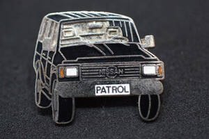 ■ NISSAN ピンバッジ PATROL (黒) 欧州仕様 W30mm Rcitys ニッサン 日産 パトロール 旧車 サファリ 160 Y60 Y61