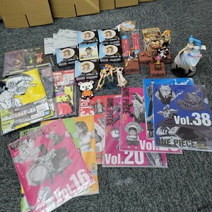 145897。ONE PIECE ワンピースグッズまとめ売り フィギュア ファイル 一番くじ プレート 缶バッジ カードなど