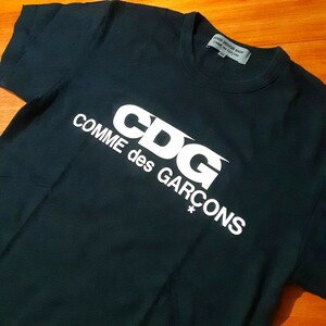 最値!良品!希少17年製!生産終了モデル!コム・デ・ギャルソン(CDG)高級プリント Tシャツ!名作コレクターズモデル!ブラック×ホワイト!黒白 M