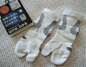 デサント　DESCENTE　3D SOX PLUS TABI　ランニング専用ソックス 白色　サイズ 22～24㌢　ショート丈　中級者以上対応　日本製　定価2530円