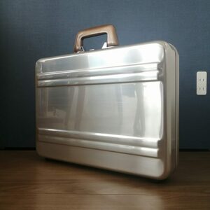 ◆ZERO HALLIBURTON　EXECUTIVE　ATTACHE CASE 希少カラー、シャンパンゴールド 美品、送料込み即決価格有り。