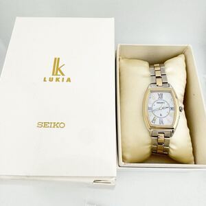 美品 SEIKO LUKIA セイコー ルキア レディダイヤ SSQW052 ソーラー チタン トノー 白蝶貝 レディース 腕時計