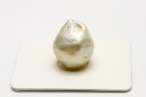 南洋白蝶真珠パールルース　16×13mm　グリーンカラー