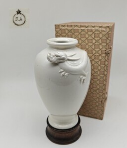 【懐】花瓶 白磁 細工盤龍図 花入 花器 時代物 骨董品 台座付 逸品 高さ:24cm AC-042