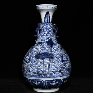 永し 元時代 青花浮彫 鴛鴦戲蓮紋雙耳瓶 古陶磁器 陶芸 中国陶瓷器 唐瓷 置物擺件 古美術品 古賞物 収集 旧家蔵出 中国唐物 A524