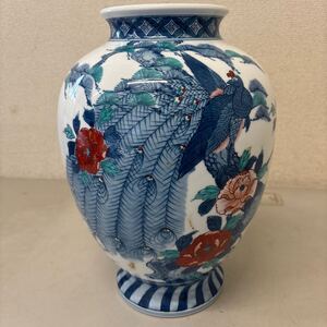 鍋島焼 深山作 色鍋島　染錦色絵孔雀牡丹文 花瓶 花器 置物 飾り壺 インテリア 高さ約34㎝/横幅約22㎝