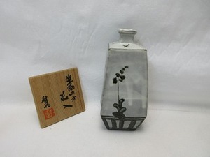 J04082 【 ほぼ未使用 華道具 加藤賢司作 草絵四方 花入 花瓶 底印 共箱 】 検) 茶道具 フラワーベース 花入 茶室 花器 花入れⅰ