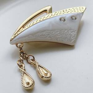 ブローチ　ゴールドカラー　ドロップ　ゆらゆら　シェル調　フェイクダイヤ　軽量　日本製☆japan Vintage jewelry accessories　k0359