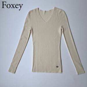 美品 FOXEY BOUTIQUE フォクシーブティック ニット　セーター Vネック　ロゴプレート トップス　アウター レディース