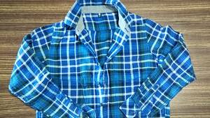 ▲USED ユニクロのチェックシャツ綿素材150 青チェック柄長袖シャツ＊柔らかいネルシャツ重ね着にピッタリ良質綿▲ 