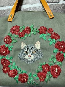 ハンドメイド　刺繍バッグ　 手刺繍　猫　 花柄　 ハンドバッグ　ボストンバッグ　 大きめ