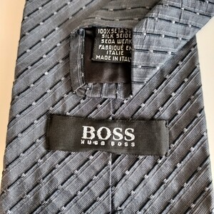 HUGO BOSS (ヒューゴボス)ストライプ灰色ネクタイ