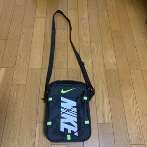 NIKEナイキショルダーバッグ ハードタイプ　斜め掛け