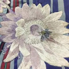 薄紫花に可愛いミツバチ　日本刺繍　銘仙の座布団　手作り