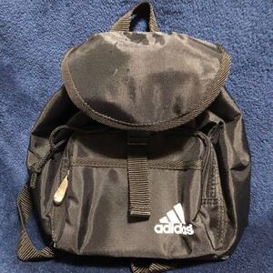 送料込み　adidas アディダス　ミニリュック　黒色　サイズ縦約22cm×底幅約22cm×底マチ約8cm　男女兼用　子ども用リュックサック　中古品