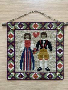 北欧雑貨!スウェーデン、ヴィンテージ、ハンドメイド刺繍タペストリー、壁掛け、北欧伝統刺繍　#25 ツヴィスト刺繍　民族衣装の男女