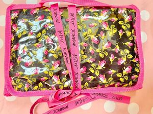 Betsey Johnson ベッツィ・ジョンソン アメニティポーチ 化粧ポーチ メイクポーチ ブラシホルダー付き 旅行用ポーチジム用品 便利ポーチ