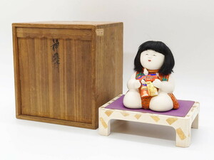 R-075125　時代物　友寿作　神雛持　御所人形　丸いフォルムが愛らしい木目込み人形(大阪大丸、木彫り、子供、子ども、台付き、木箱付き)