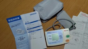 新品未使用 ケース付きオムロン OMRON 血圧計 自動電子血圧計 デジタル自動血圧計 HEM-762ファジィ 単３マンガン電池４本タイプ