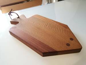 新品 未使用品 KEM 木のべつべつの木 煙山泰子デザイン 魚のカッティングボード・・カレイ 木製 まな板