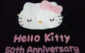 ☆レディース☆HELLOKITTY 50周年！キティちゃん可愛い！チークでおめかしの♪イラスト入り黒色半袖Tシャツです(o^―^o)大きいサイズ３Ｌ☆