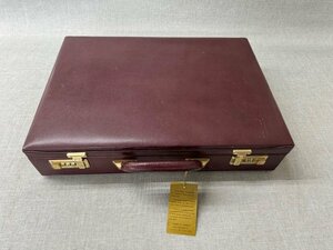 【中古品】メーカー不明　レザーアタッシュケース　イニシャル入り ワインレッド（管理番号：049104）