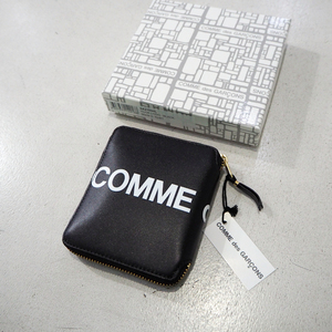 新品 コムデギャルソン ロゴ プリント 二つ折り 財布 ブラック 黒 メンズ レディース COMME des GARCONS WALLET Huge Logo SA2100HL 正規品