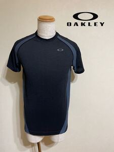 【美品】 OAKLEY オークリー ゴルフ インナー ドライTシャツ パフォーマンスフィット 切替し Tシャツ トップス サイズM 半袖 黒グレー