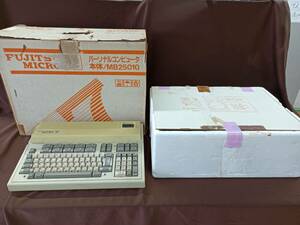 QAZ13382★FUJITSU 富士通　パーソナルコンピューター　MICRO7　MB25010　ケーブル　フロッピー　カセットテープ等　付属品多数　元箱入り