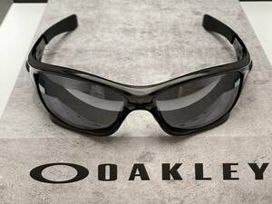 偏光★OAKLEYオークリー PITBULLピットブル GreySmokeグレースモーク/黒ブラックミラーPOLARIZED USA製 釣りドライブサングラス ケース付