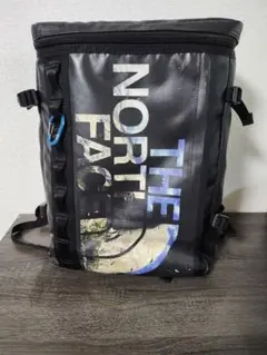 THE NORTH FACE の高校生に大人気の大型ボトル型のリュックサックです