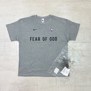 名作 NIKE x FEAR OF GOD x NBA TEE NRG W TOP CU4699-063 ナイキ x フィア オブ ゴッド ロゴ プリント Tシャツ グレー 系 サイズ XL 610