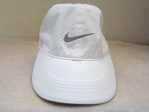 レディースランニングキャップ　　ナイキ NIKE W NK FTHLT CAP RUN（DC4090-100）　白×銀リフレクター　　フリー　約55～57㎝　　ok2410B