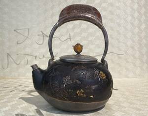 日本皇室特別記念品 菊花文 駒井音次郎作 茶壺 鉄包銀鏨刻山水房屋図提梁壷 木目金提手 金銀銅 象嵌 鉄瓶 煎茶 湯沸 急須 茶道具 金工