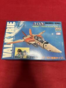 ☆マクロス　MACROSS マクロスシリーズ　ファイターVF-1D[複座タイプ］ARLLプラスチックモデル　未組立　中古☆