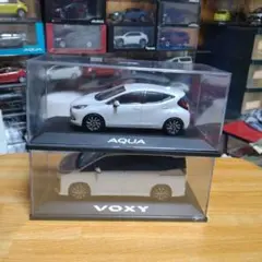 AQUA VOXY ミニカー 1/30.2台セット売りです。ホワイトパール