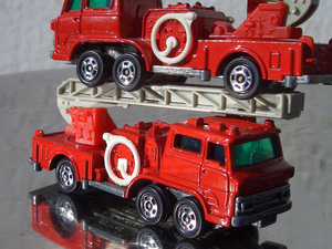 †70S TOMICA HINO FIRE ENGINE 日野 ファイアエンジン スーパードルフィン 消防車 はしご車 №29 MADE IN JAPAN 日本製 2台セット 絶版車