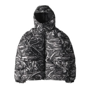 Supreme シュプリーム 23AW H.R. Giger バイオメカノイド 総柄 ジャガード ダウンジャケット (Jacquard Down Puffer Jacket) ブラック