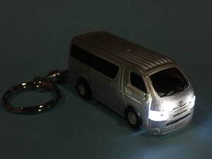 光る キーホルダー トヨタ ハイエース シルバー ヘッドライト LED HIACE フィギュア マスコット アクセサリー