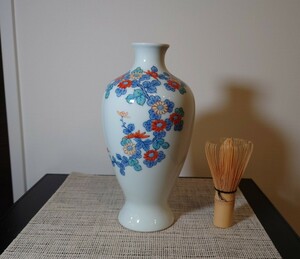 岳山 作　伊万里焼　色鍋島　菊花文　花瓶　花器　高さ22cm