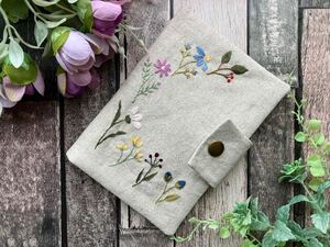 handmade野花の手刺繍 お薬手帳ケース(内布パープル系)ハンドメイド コットンリネン プレゼント 母子手帳ケース通帳ケース