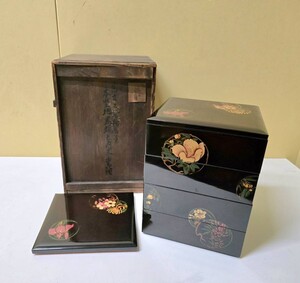 013 輪島塗 本堅地 黒蝋色 内朱重箱 花丸色絵　４段重 木箱付 重箱 漆芸 お重