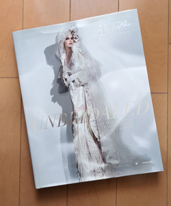 洋書 Swarovski スワロフスキー ウェディングドレス写真集 CRYSTALLIZED - UNBRIDALED The Marriage of Tradition and Avant Garde 